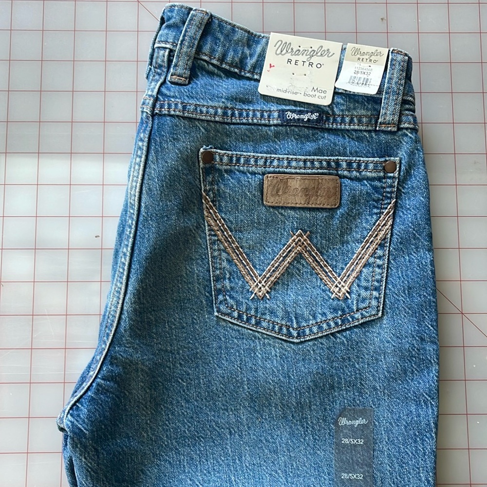 Never worn. NWT. Wrangler Retro Mae. Mid rise. Boot cut. 28x32